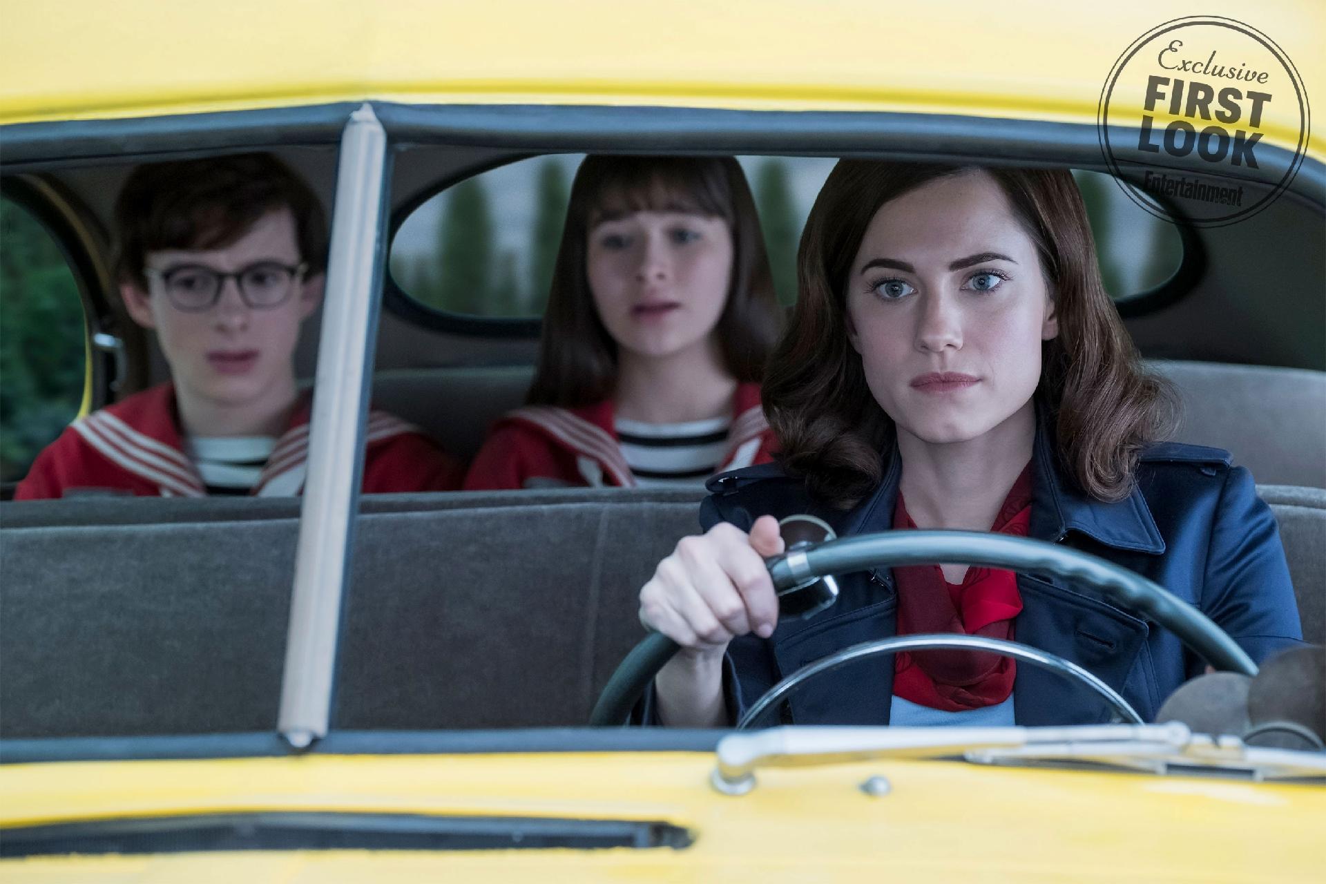 Klaus (Louis Hynes) e Violet (Malina Waissman) aparecem ao lado de Kit Spencer (Alison Williams) em cena da última temporada de "Desventuras em Série", da Netflix - Reprodução/Entertainment Weekly