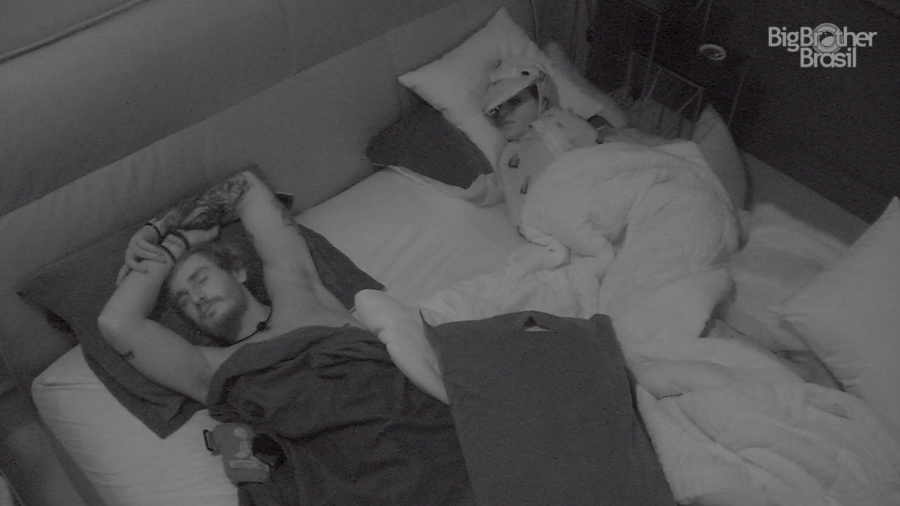 Alan convida Carolina para dormir no quarto do líder - Reprodução/GloboPlay