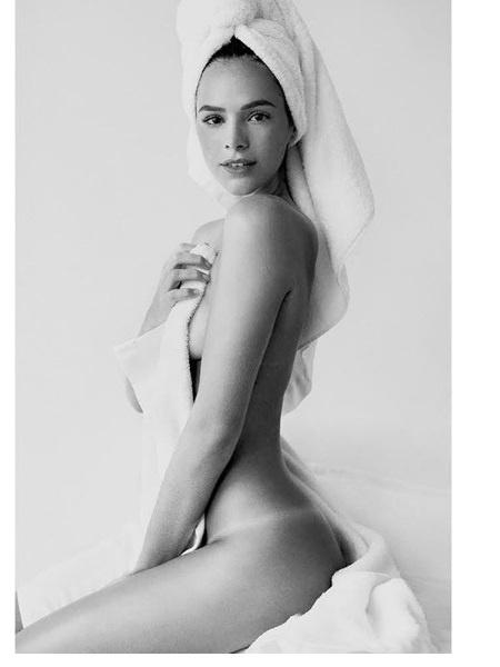Bruna Marquezine posa só de toalha - Reprodução/Instagram