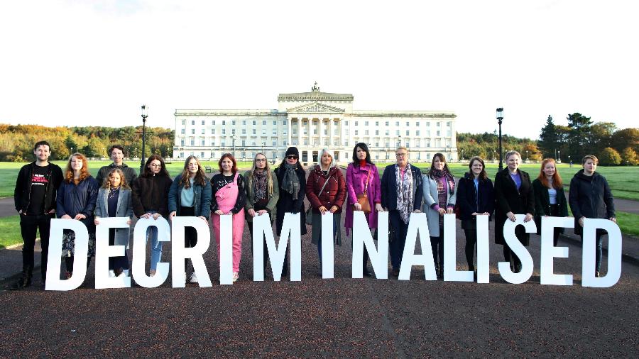 21.out.2019 - Grupo posa em frente ao Parlamento em Belfast - Paul Faith/AFP