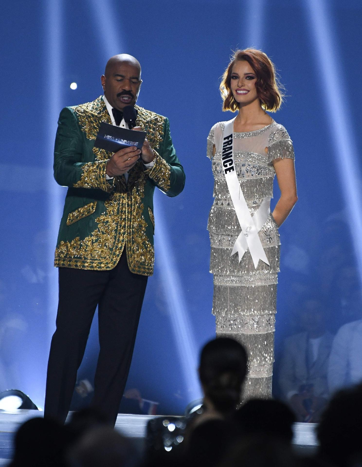 Steve Harvey entrevista a Miss França durante o Miss Universo 2019 - VALERIE MACON / AFP