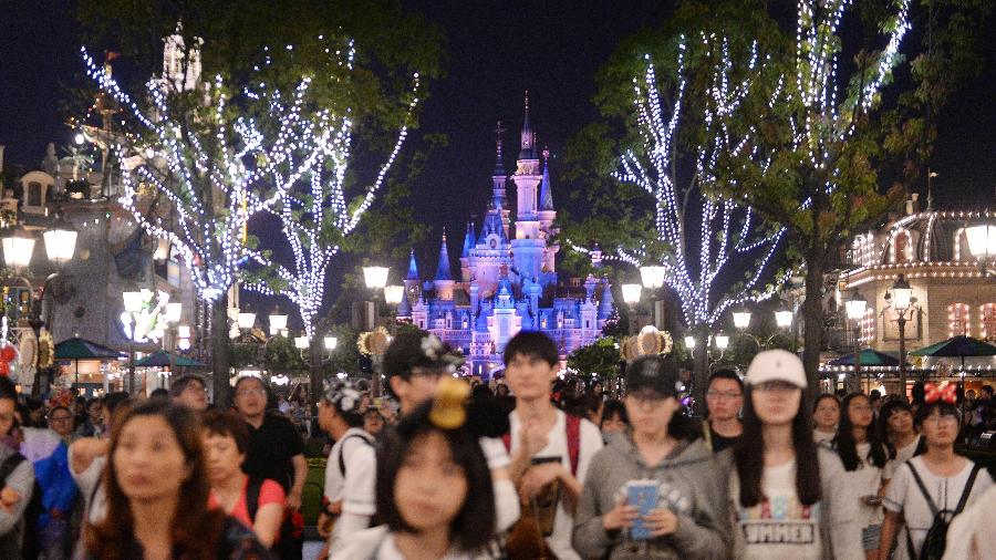 Disney em Xangai, na China, fica lotada para as festividades de ano novo - AFP