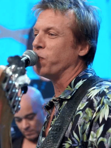 Vinny durante participação no programa "Altas Horas"; cantor assumiu os vocais da banda LS Jack - reprodução/TV Globo