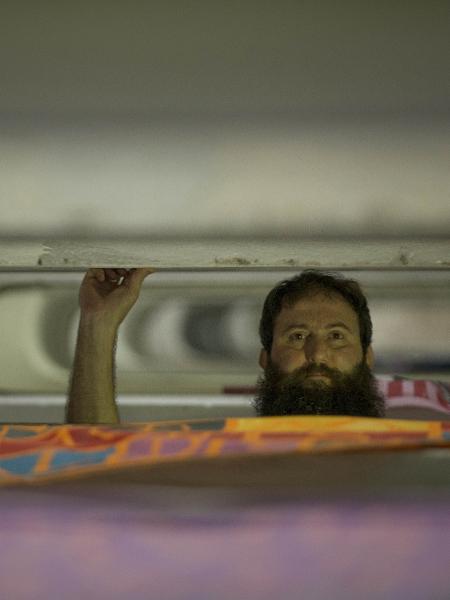 04.dez.2019 - Retrato do escritor Julián Fuks em visita à Ocupação 9 de Julho - Marlene Bergamo/Folhapress