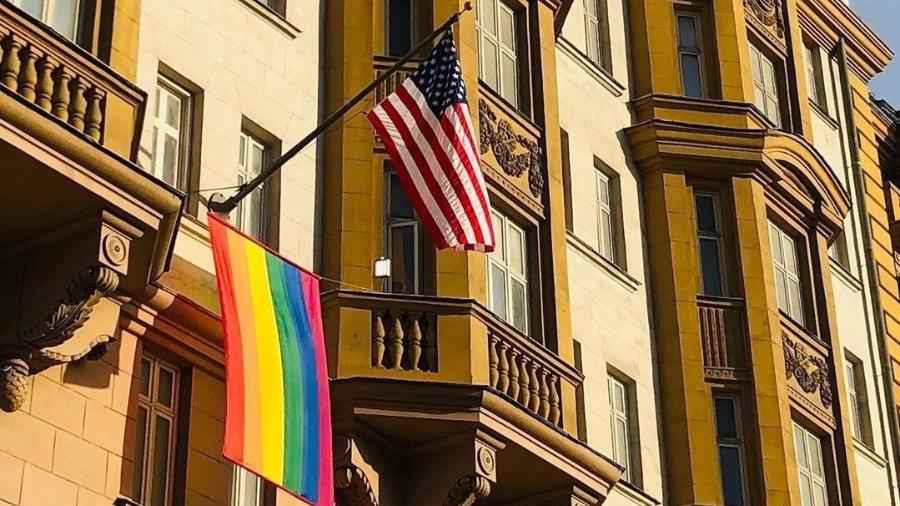 Bandeira LGBTQ+ estendida na fachada da embaixada dos EUA na Rússia - Reprodução/Instagram
