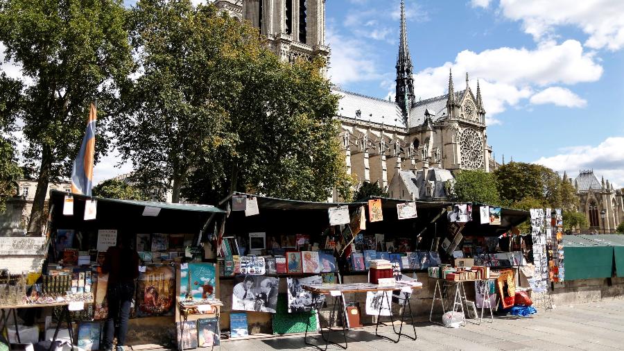 Vista de vendedores de livros antigos, os "bouquinistes", com a Notre Dame ao fundo, em Paris - Charles Platiau/REUTERS
