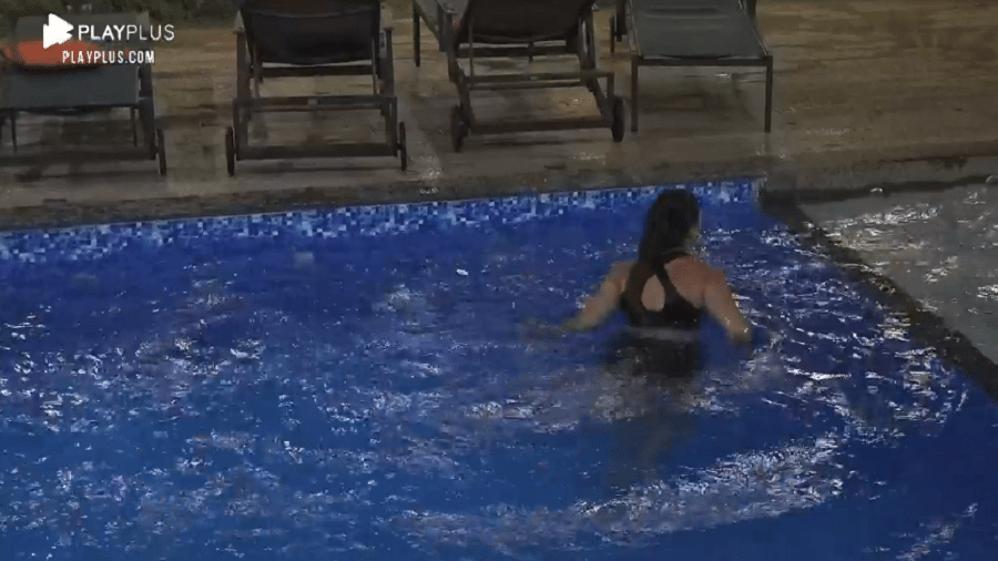 A Fazenda 2020: Luiza Ambiel pula na piscina para comemorar vitória na prova do fazendeiro - Reprodução/Playplus