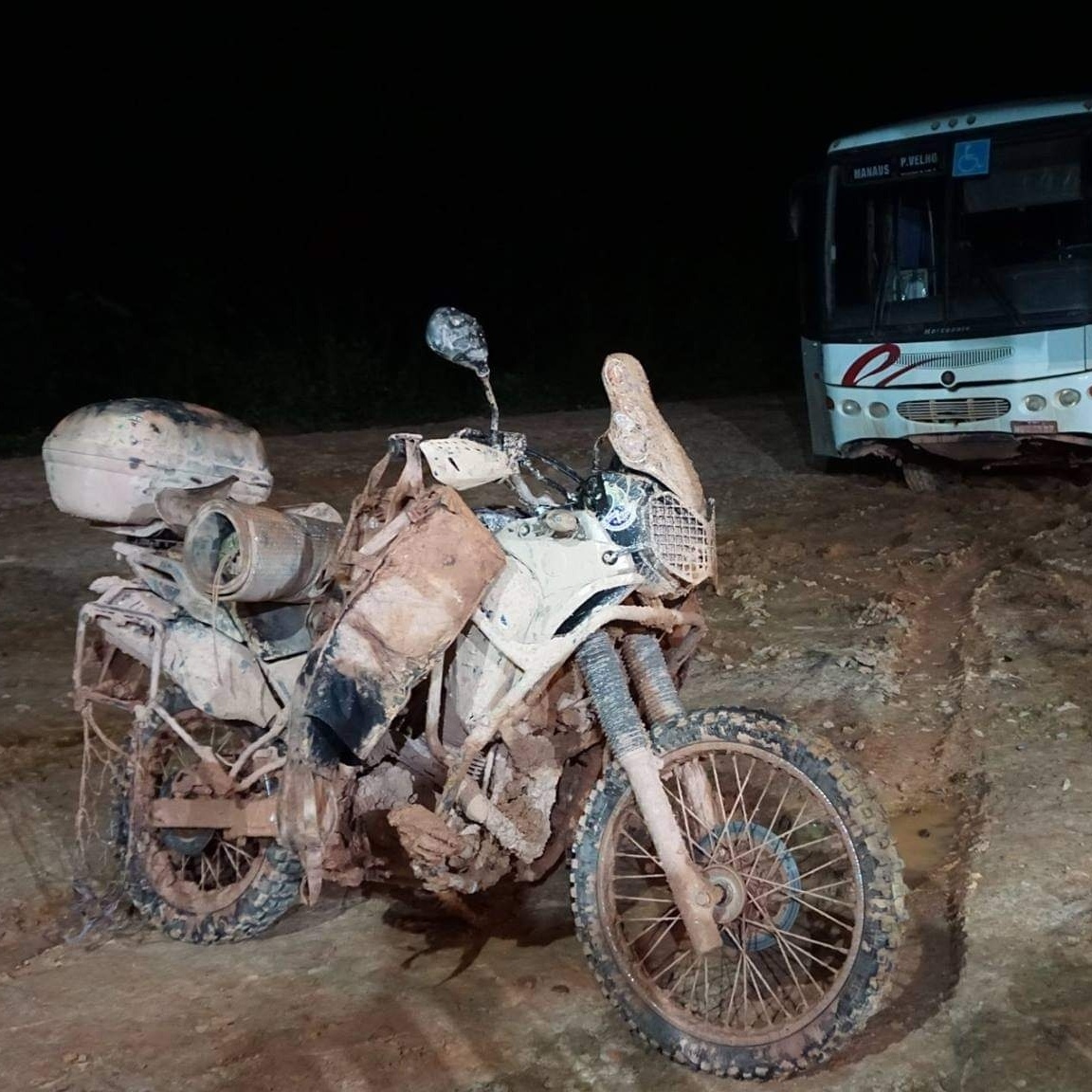 Pânico de moto na BR-319: viajante é salvo por ônibus abandonado