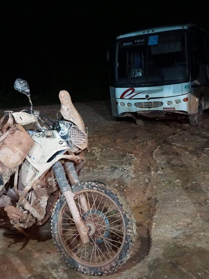 Pânico de moto na BR-319: viajante é salvo por ônibus abandonado