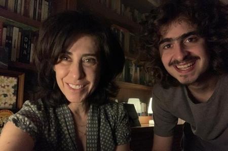 Fernanda Torres e o filho, Joaquim Waddington no seriado "Diário de um Confinado"