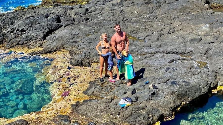 Chris Hemsworth posa sem camisa ao lado da esposa - Reprodução/Instagram