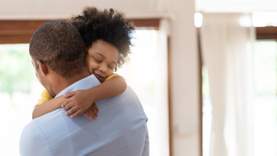 criança; pai; familia; abraço