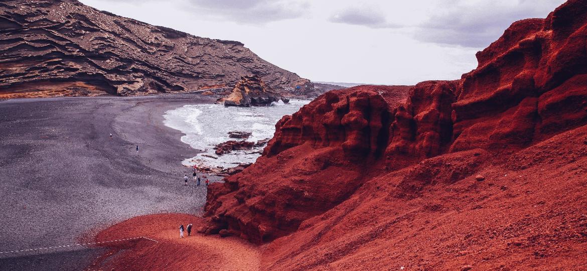 Praia de Lanzarote, nas Ilhas Canárias - Getty Images/RooM RF