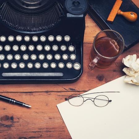 "Ninguém se engane: para um escritor, escrever não se torna mais fácil, não deixa nunca de ser um esforço em amansar palavras esquivas, indomáveis, ariscas." - mactrunk/iStock