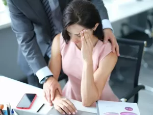 Assédio, dupla jornada: os desafios das líderes mulheres no setor público