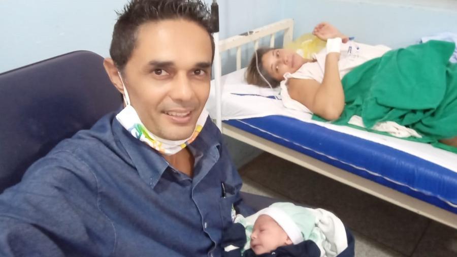 Fábio Rodrigues e Silvane Alves, no hospital após o parto de seu primeiro filho - Arquivo pessoal