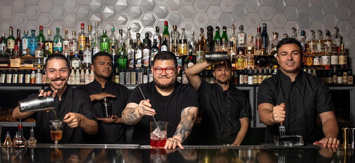 Thiago Bañares e a premiada equipe de bartenders do Tan Tan - Tati Frisson/Divulgação