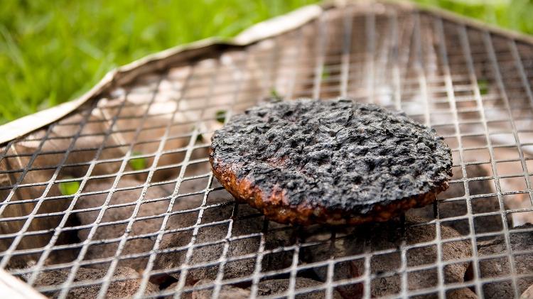 Estudos já associaram o consumo de carnes queimadas ao aparecimento de câncer