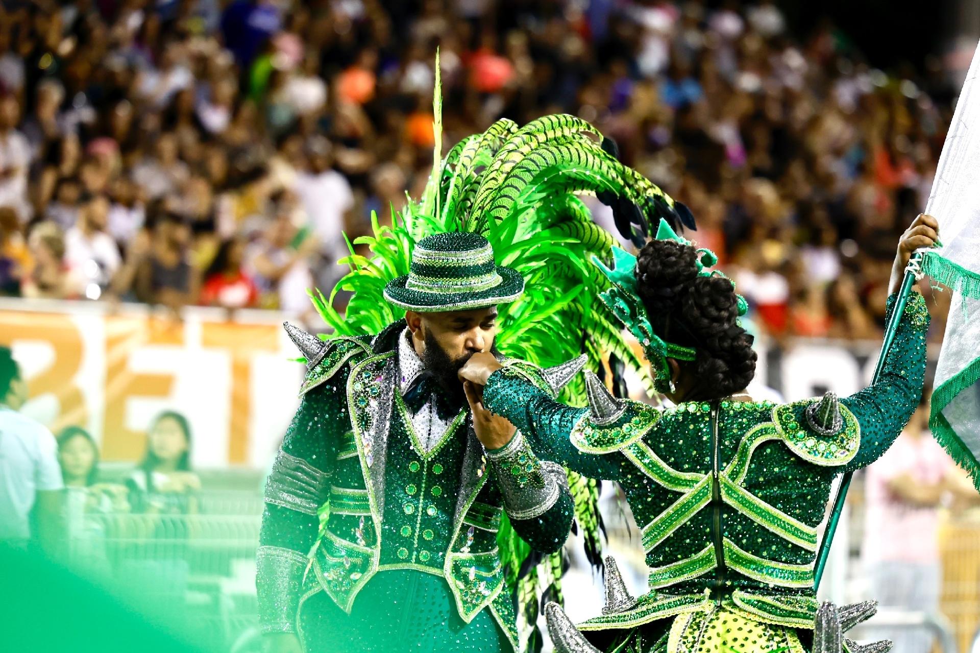 Casal de mestre-sala e porta-bandeira da Camisa Verde e Branco no Desfile das Campeãs do Carnaval de São Paulo - Mariana Pekin/UOL