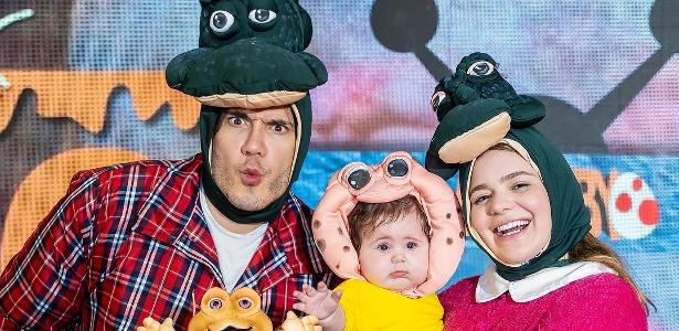 Eliezer e Viih Tube, com a filha Lua, em foto com o tema Família Dinossauro