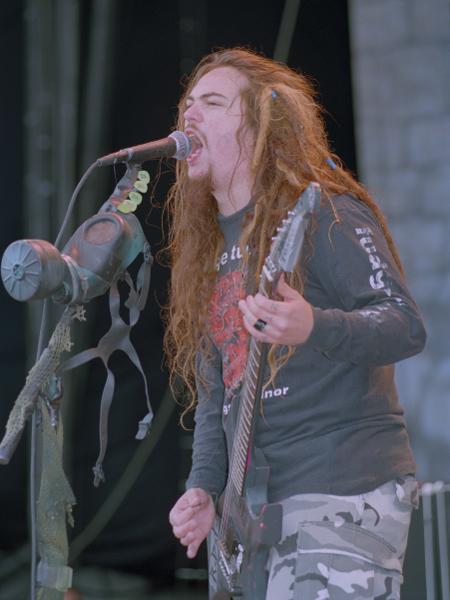 Max Cavalera se apresenta com o Sepultura no festival Monsters of Rock de 1994, em Leicestershire, Inglaterra