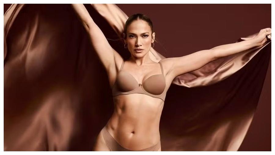 Jennifer Lopez postou fotos em ensaio de lingerie