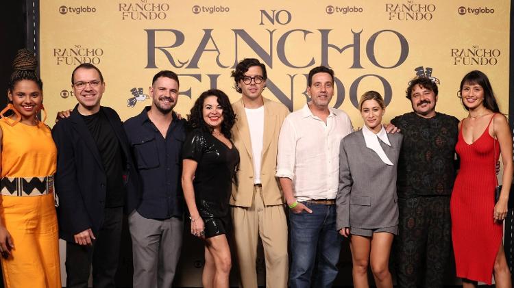 Equipe e elenco de 'No Rancho Fundo' no evento de lançamento