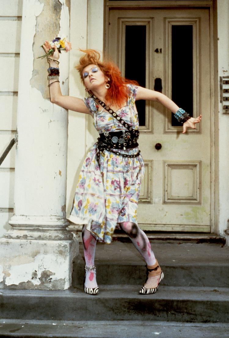 Cyndi Lauper durante sessão de fotos em Londres, em junho de 1983