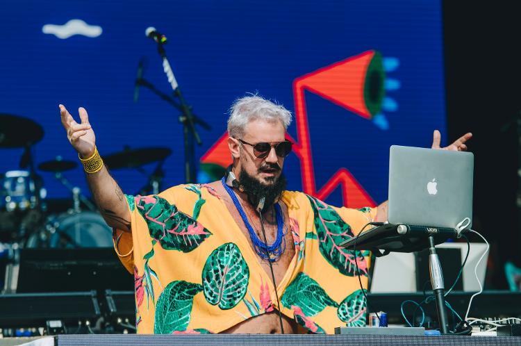 O DJ Kim Cotrim toca músicas no festival Turá, no sábado (29), em São Paulo