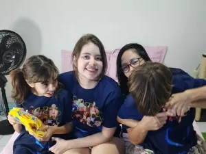 'Sobrecarregada, grito, choro e rolo no chão': ela tem 3 filhos com autismo