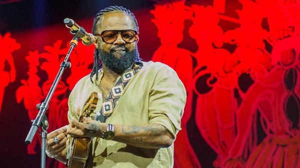 Xande de Pilares durante apresentação em São Paulo da turnê em que canta Caetano Veloso, em 2024; no domingo, ele faz show gratuito em Campo Grande