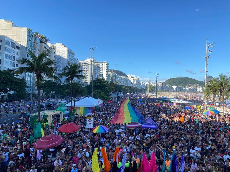 Avenida Atlântica ganha as cores do arco-íris na Parada do Orgulho LGBTI+, em Copacabana, no Rio, no domingo (24)