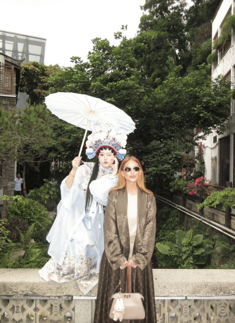 Marina Ruy Barbosa com sua Labubu na China Marina Ruy Barbosa com sua Labubu na China