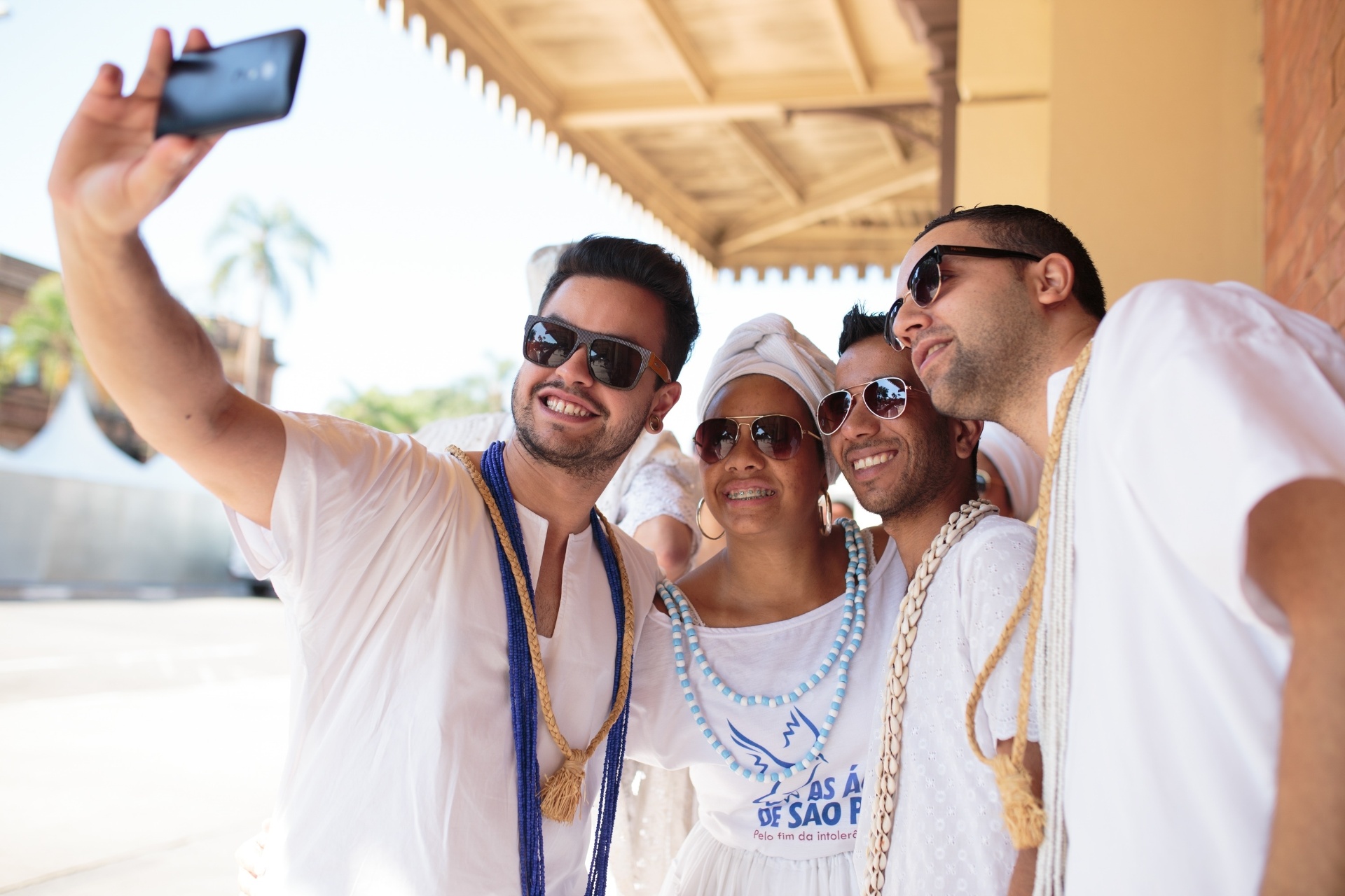 21.jun.2015 - Selfie com integrantes do movimento As Águas de São Paulo, que luta contra a intolerância religiosa, durante a Virada Cultural 2015, em São Paulo - Patrícia Monteiro/Frame/Estadão Conteúdo