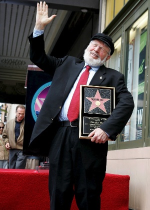 O ator Theodore Bikel, quando recebeu uma estrela na Calçada da Fama de Hollywood, em abril de 2005 - Lucy Nicholson/Reuters