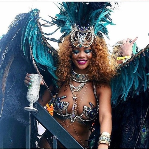 3.ago.2015 - Vestida com um traje típico do Carnaval de Barbados, Rihanna comemora o Kadooment Day em seu país natal. A cantora costuma passar férias no Caribe e sempre é fotografada festejando à vontade durante as festividades