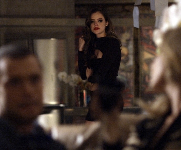 Quando Giovanna (Agatha Moreira) quer se produzir um pouco mais, ela não dispensa o batom vermelho que se destaca no visual todo preto - Divulgação/Globo