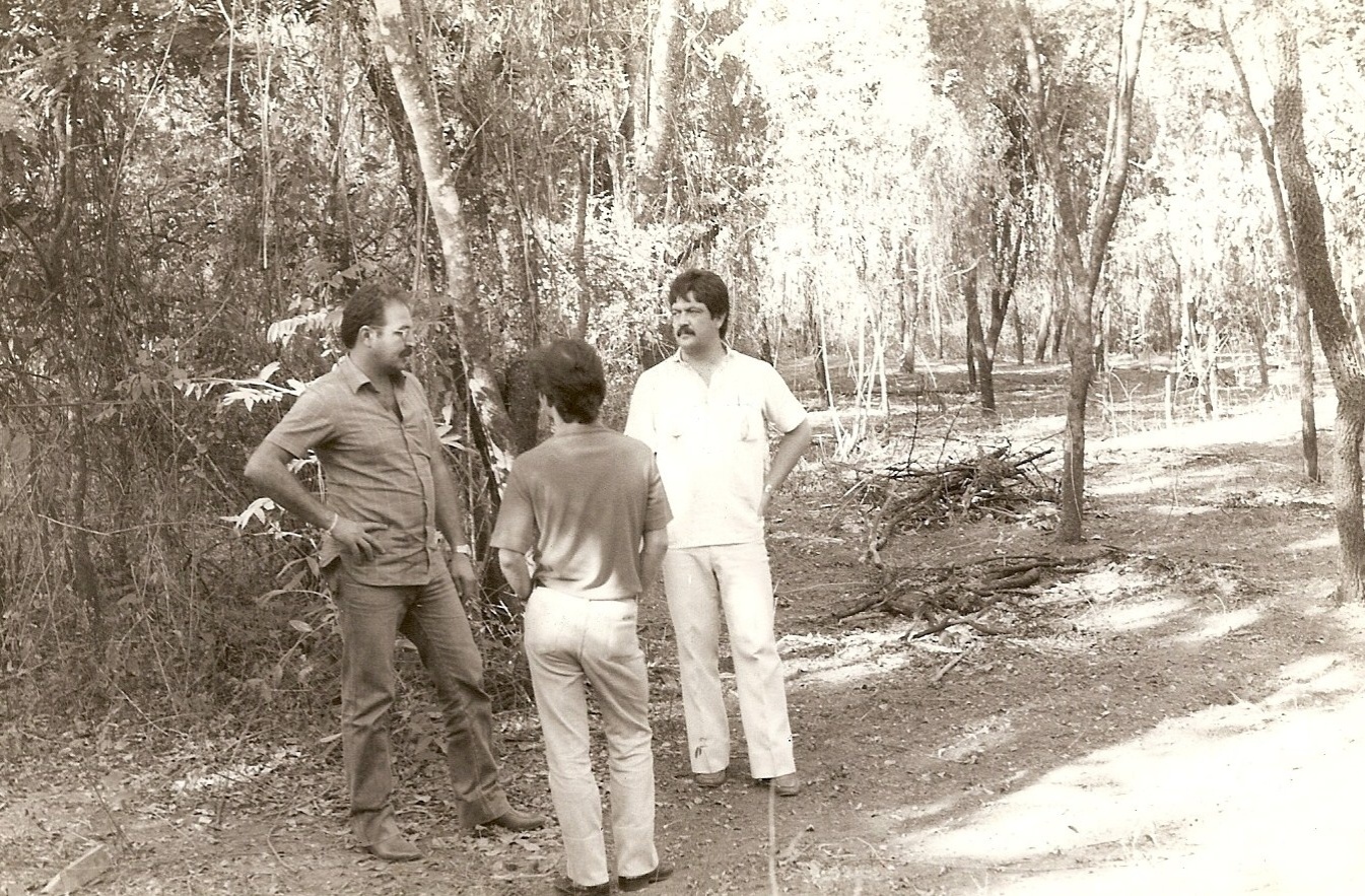 Responsáveis pela Festa de Barretos conversam em região de mata onde seria construído o Parque do Peão, em 1985 - Divulgação