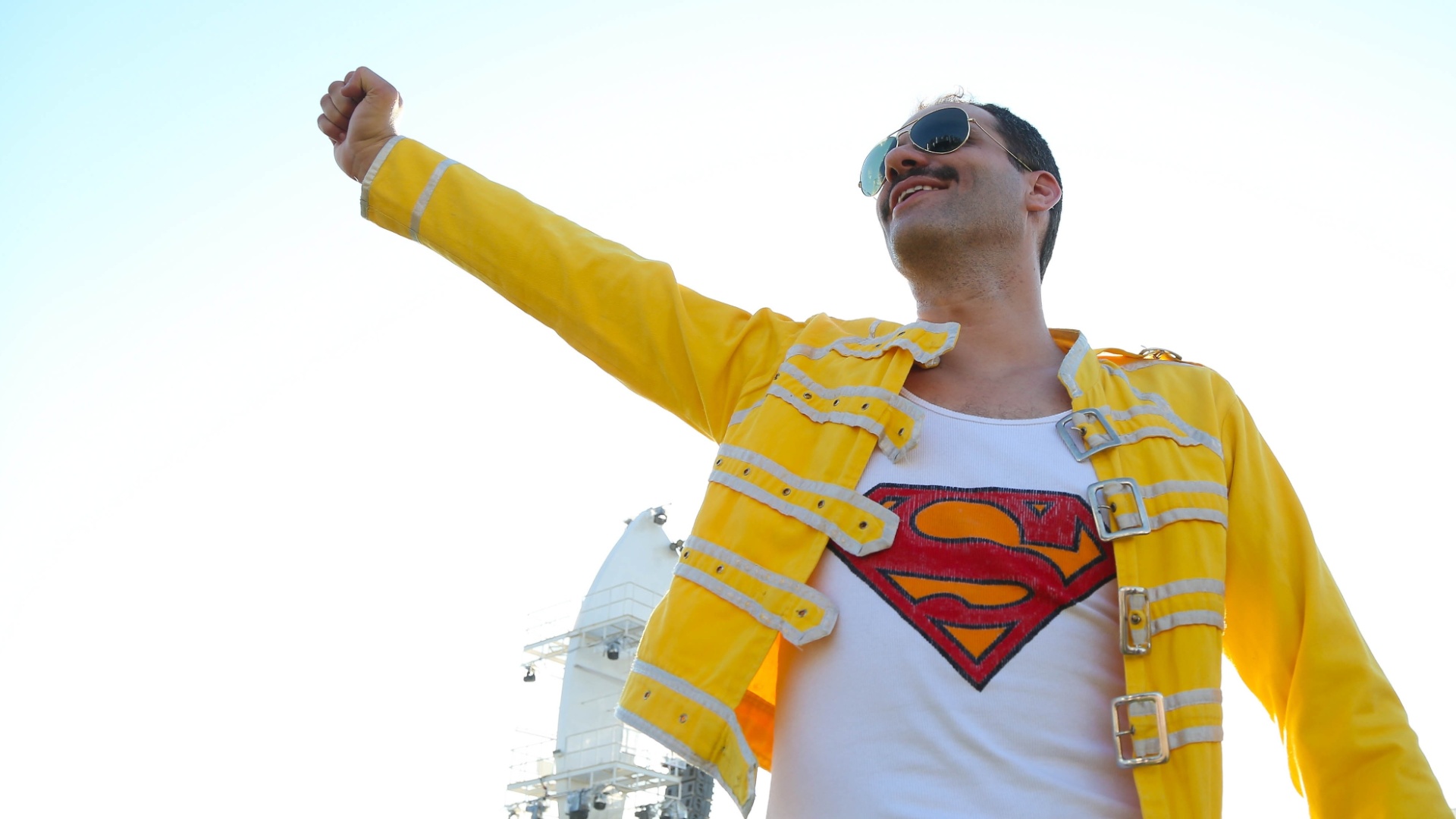 18.set.2015 - Sósia de Freddie Mercury exibe "bigodón" no primeiro dia de Rock in Rio. Com Adam Lambert no vocal, a banda inglesa se apresenta a partir da meia-noite desta sexta (18) - Marco Antônio Teixeira/UOL