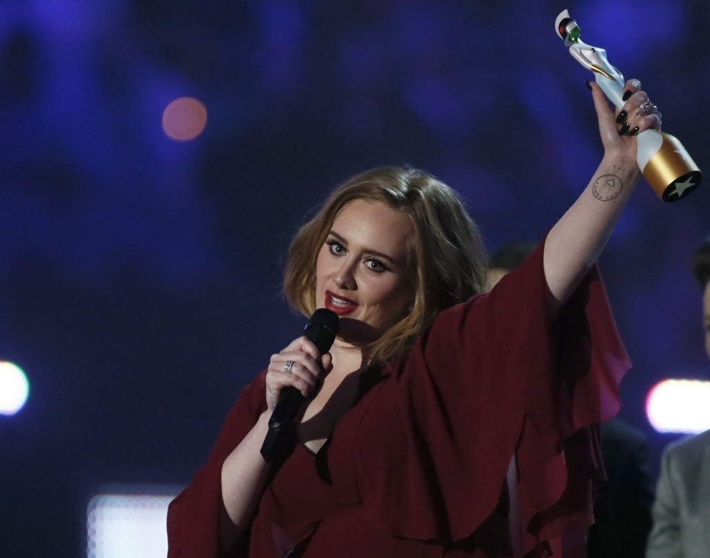 24.fev.2016 - A cantora Adele recebe o prêmio de melhor artista-solo britânica feminina no Brit Awards, em Londres - Stefan Wermuth/Reuters