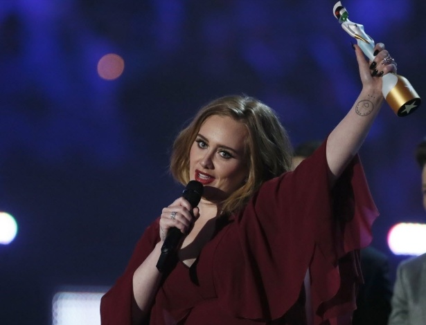Adele recebe o prêmio de melhor artista-solo britânica feminina no Brit Awards 2016 - Stefan Wermuth/Reuters