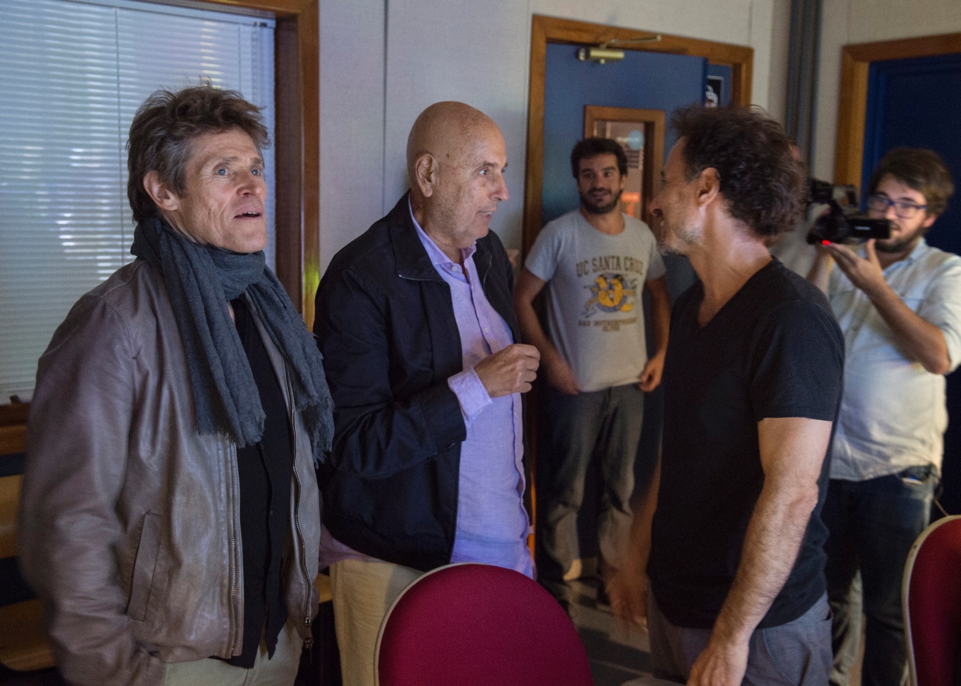 25.fev.2016 - Willem Dafoe e Hector Babenco conhecem o switcher da novela "A Regra do Jogo". O ator e o cineasta gravaram para o "Vídeo Show", e o material deverá ir ao ar na próxima segunda (29) - Estevam Avellar/TV Globo