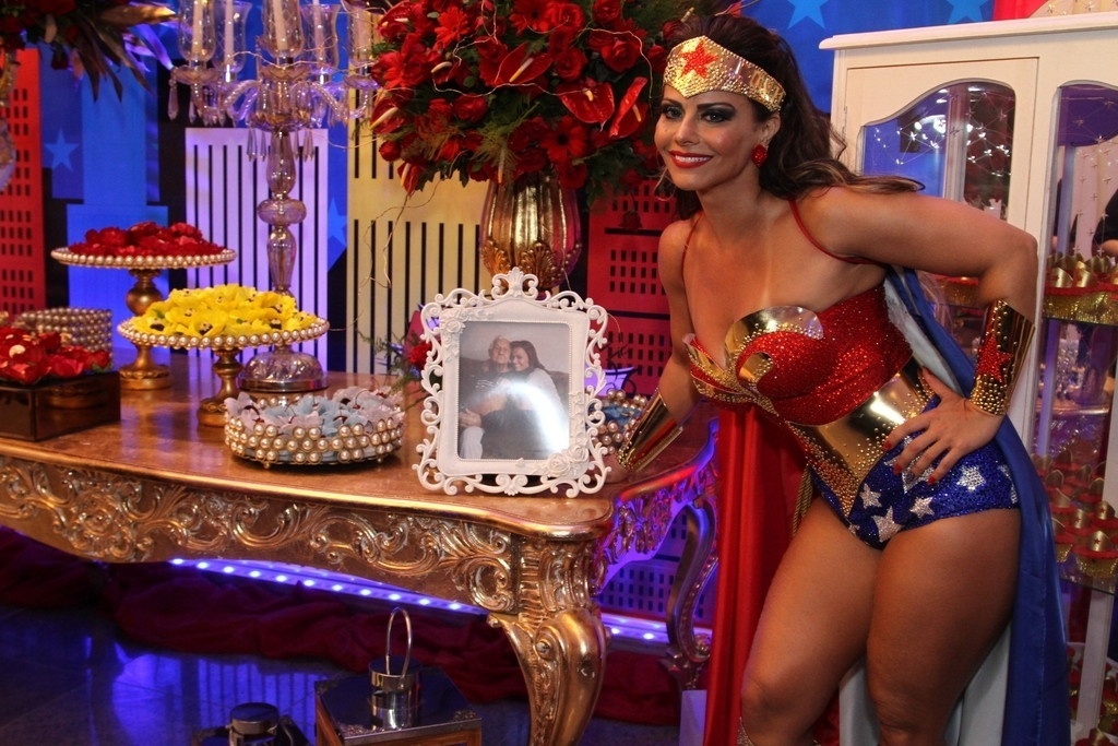 1.abr.2016 - Viviane Araújo mostra decoração de sua festa à fantasia e posa ao lado de foto com o pai. A comemoração aconteceu em uma casa de festas em Bangu, no Rio de Janeiro