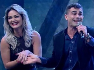 21.jun.2016 - Laura Keller e Jorge durante a final do "Power Couple Brasil" - Reprodução /TV Record - Reprodução /TV Record