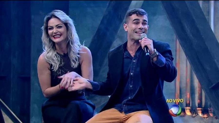 Laura Keller e Jorge Sousa durante a final do "Power Couple Brasil" - Reprodução /TV Record