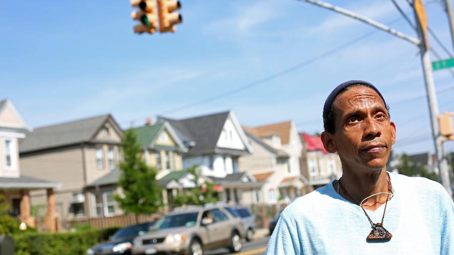 William Gonzalez, 50, é gay e vive no Queens, ele sobreviveu a um crime de ódio e vive com uma pensão do governo e recebe comida de um banco de alimentos - Yana Paskova/The New York Times