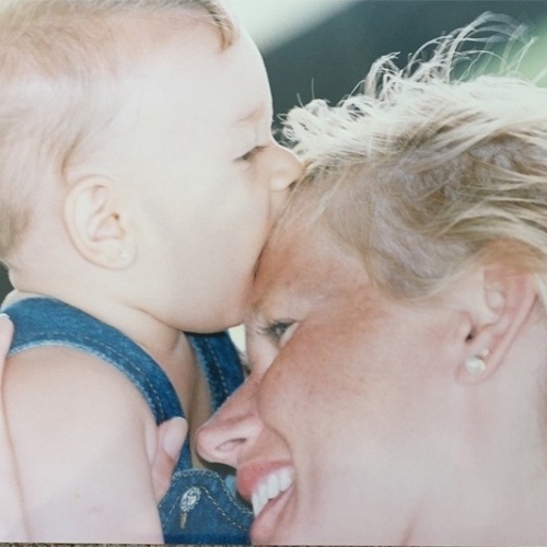 Nesta foto, Sasha está com cinco meses. E Xuxa toda babona - Reprodução/Instagram/xuxamenegheloficial