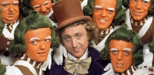 Gene Wilder como Willy Wonka acompanhado de seus ajudantes os Oompas Loompas - Divulgação