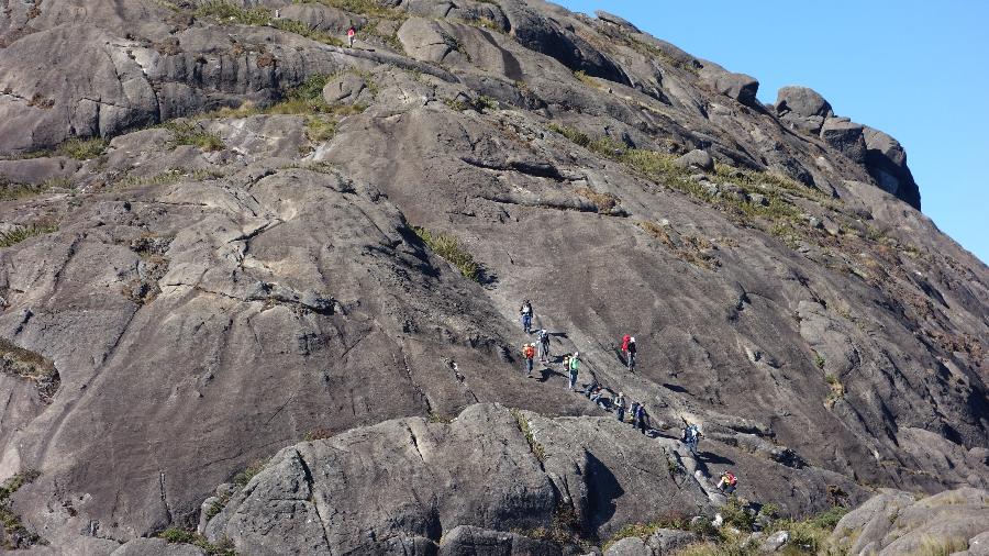 Imagem ilustrativa do Pico dos Marins mostra o paredão de pedra íngreme, que é utilizado para trekking - Daniel Nunes Gonçalves/UOL