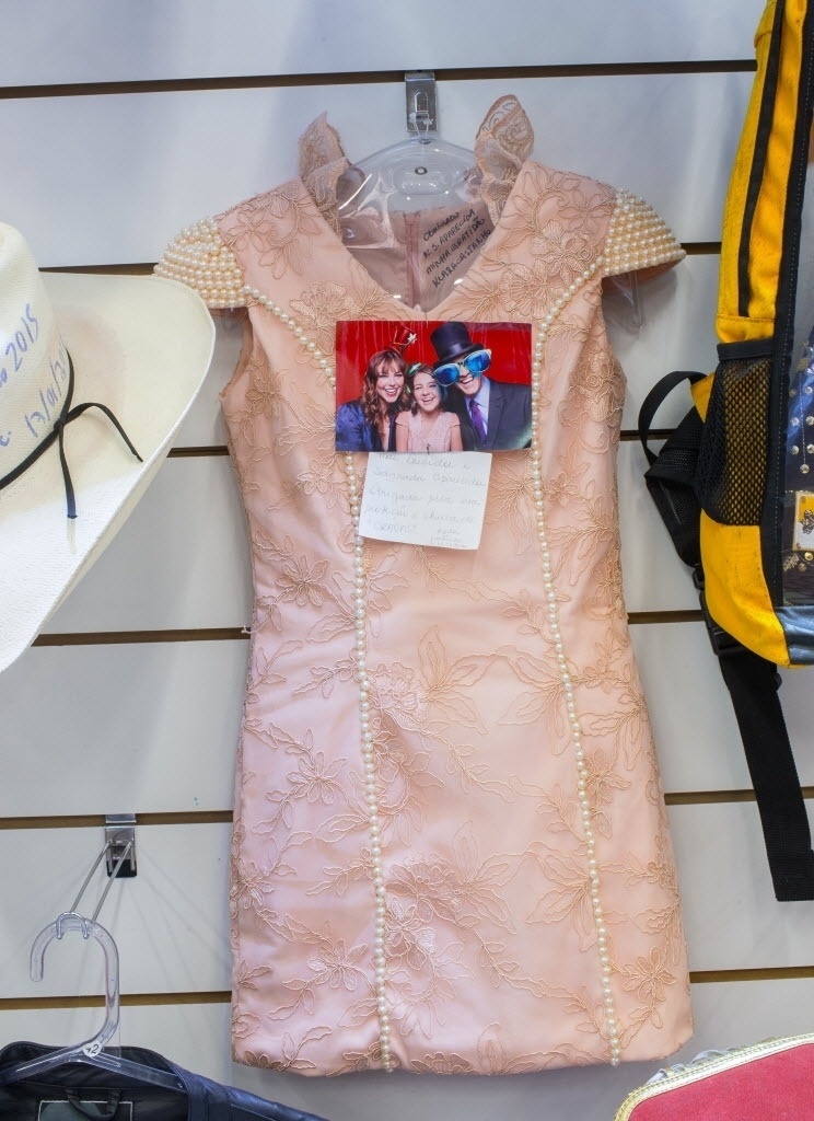 Klara Castanho tem dois vestidos. um cor de rosa e outra listrado, na Sala das Promessas - Roosevelt Cássio/UOL